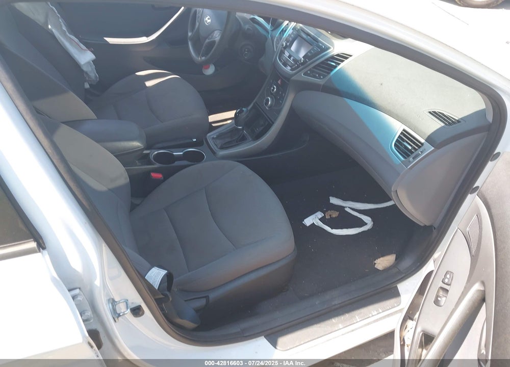 2016 HYUNDAI ELANTRA VIN: 5NPDH4AE4GH796695