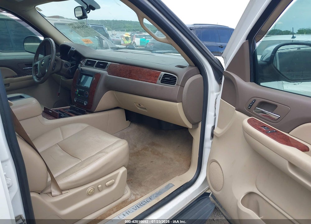 2009 CHEVROLET TAHOE LTZ VIN: 1GNFC33089R203149