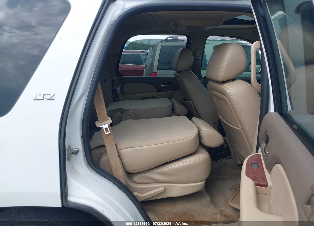2009 CHEVROLET TAHOE LTZ VIN: 1GNFC33089R203149