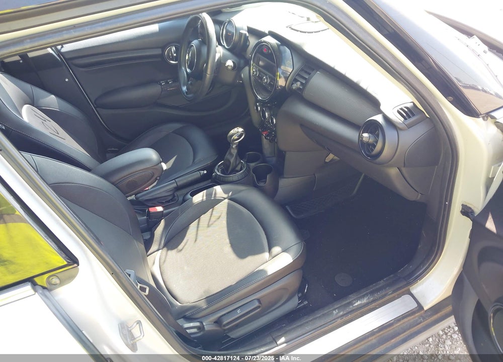 2015 MINI COOPER VIN: WMWXS5C51FT828981