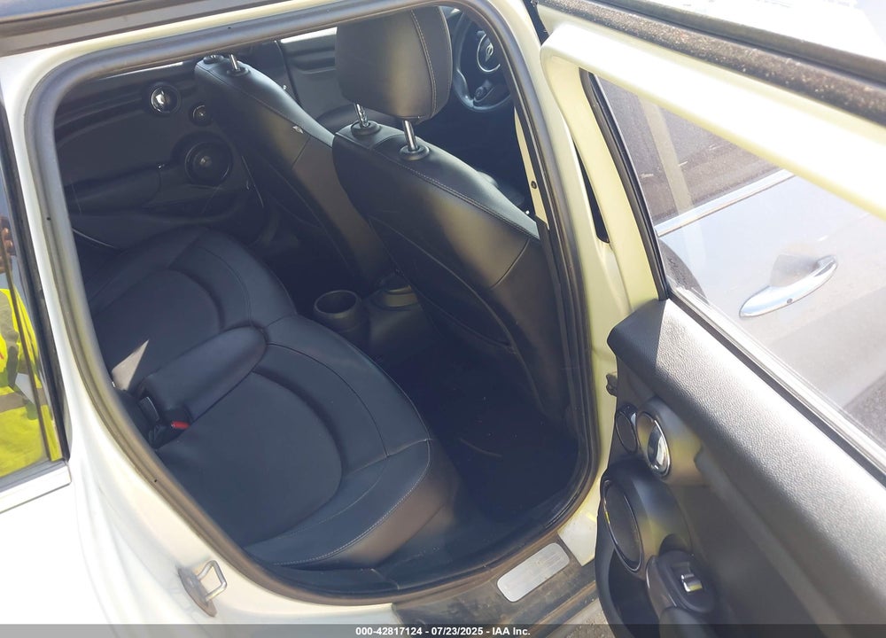 2015 MINI COOPER VIN: WMWXS5C51FT828981
