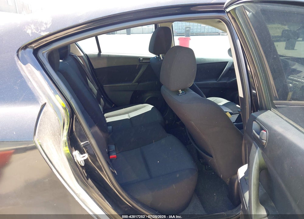 2011 MAZDA 3 VIN: JM1BL1UGXB1467727