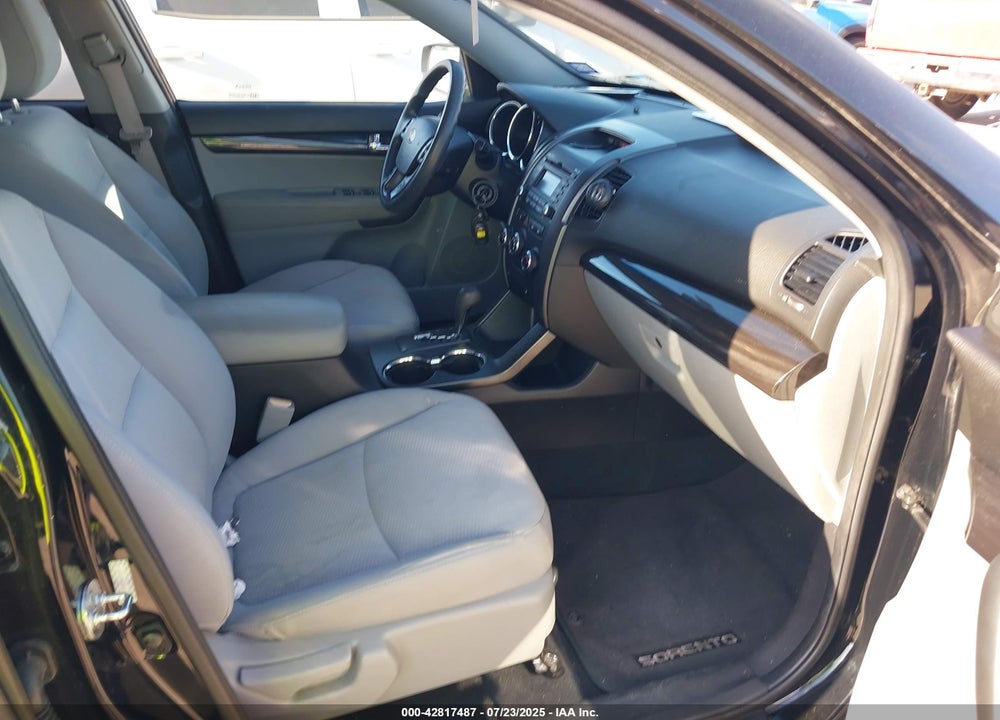 2011 KIA SORENTO VIN: 5XYKT3A1XBG045808