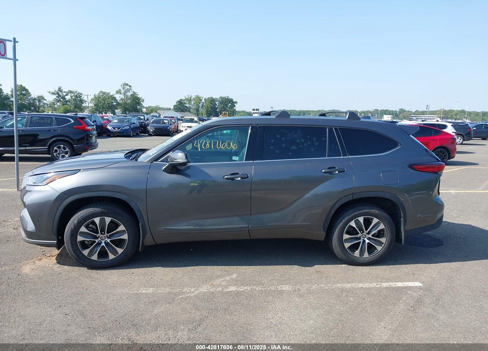 2021 TOYOTA HIGHLANDER XLE VIN: 5TDGZRBH4MS558710