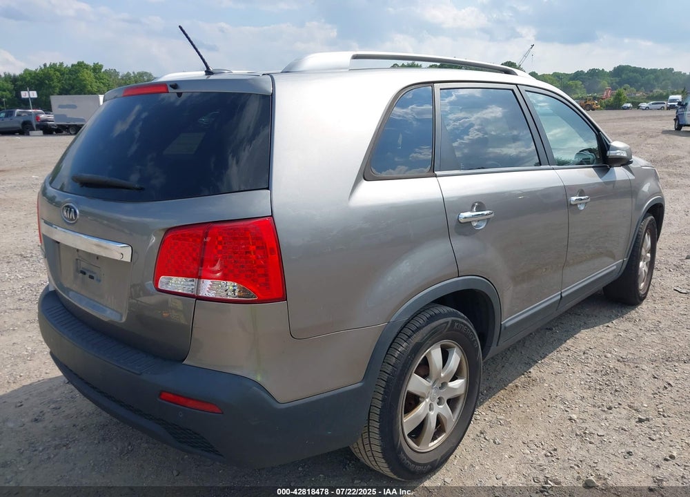 2011 KIA SORENTO VIN: 5XYKT4A11BG130347