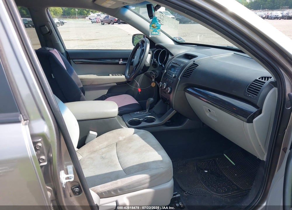 2011 KIA SORENTO VIN: 5XYKT4A11BG130347