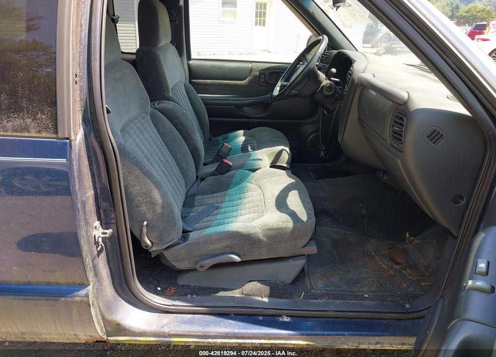 2002 CHEVROLET S-10 VIN: 1GCDT19W528181347
