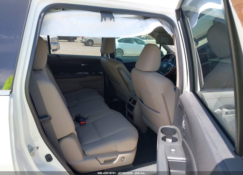 2018 HONDA PILOT VIN: 5FNYF5H71JB031230