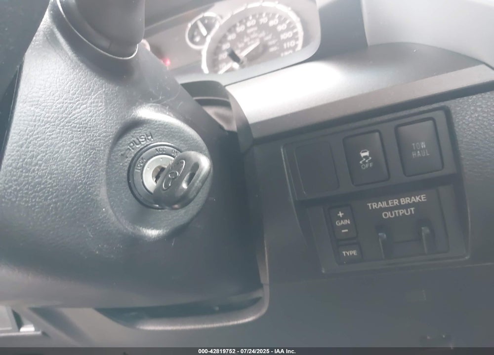 2016 TOYOTA TUNDRA SR5 5.7L V8 VIN: 5TFRW5F11GX200826