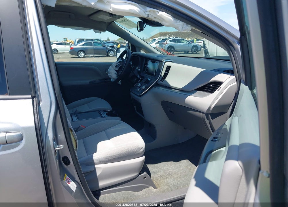 2018 TOYOTA SIENNA LE 8 PASSENGER VIN: 5TDKZ3DC3JS908591