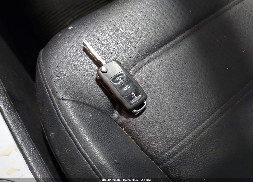 2013 VOLKSWAGEN PASSAT VIN: 1VWBP7A35DC029940