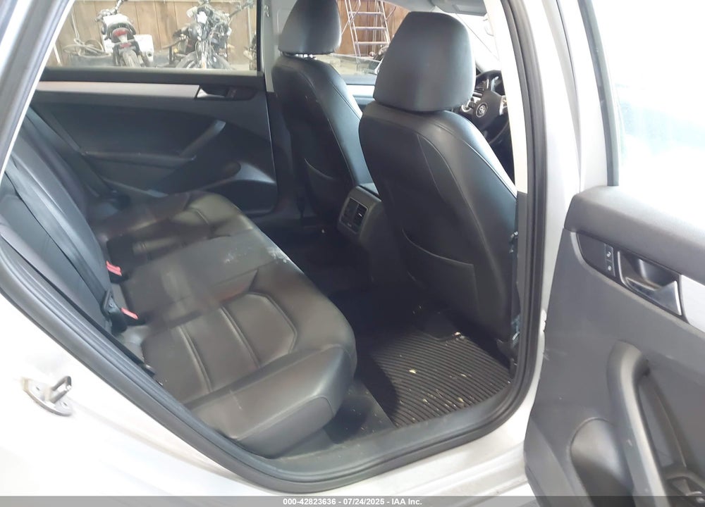 2013 VOLKSWAGEN PASSAT VIN: 1VWBP7A35DC029940