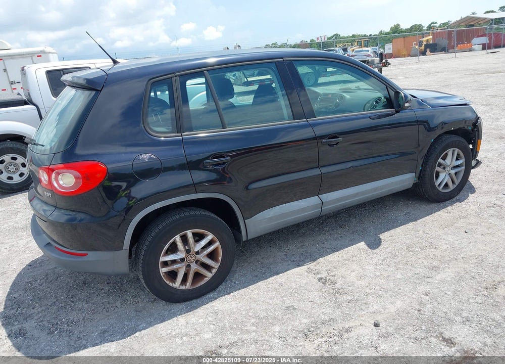2011 VOLKSWAGEN TIGUAN VIN: WVGAV7AX1BW532976