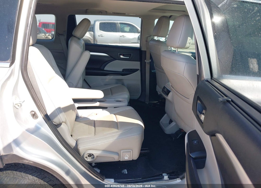 2019 TOYOTA HIGHLANDER XLE VIN: 5TDKZRFH8KS345034