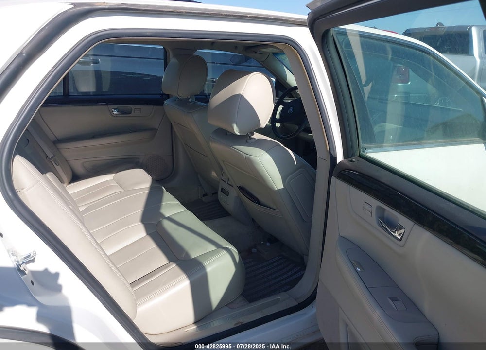 2011 CADILLAC DTS VIN: 1G6KD5E63BU120915