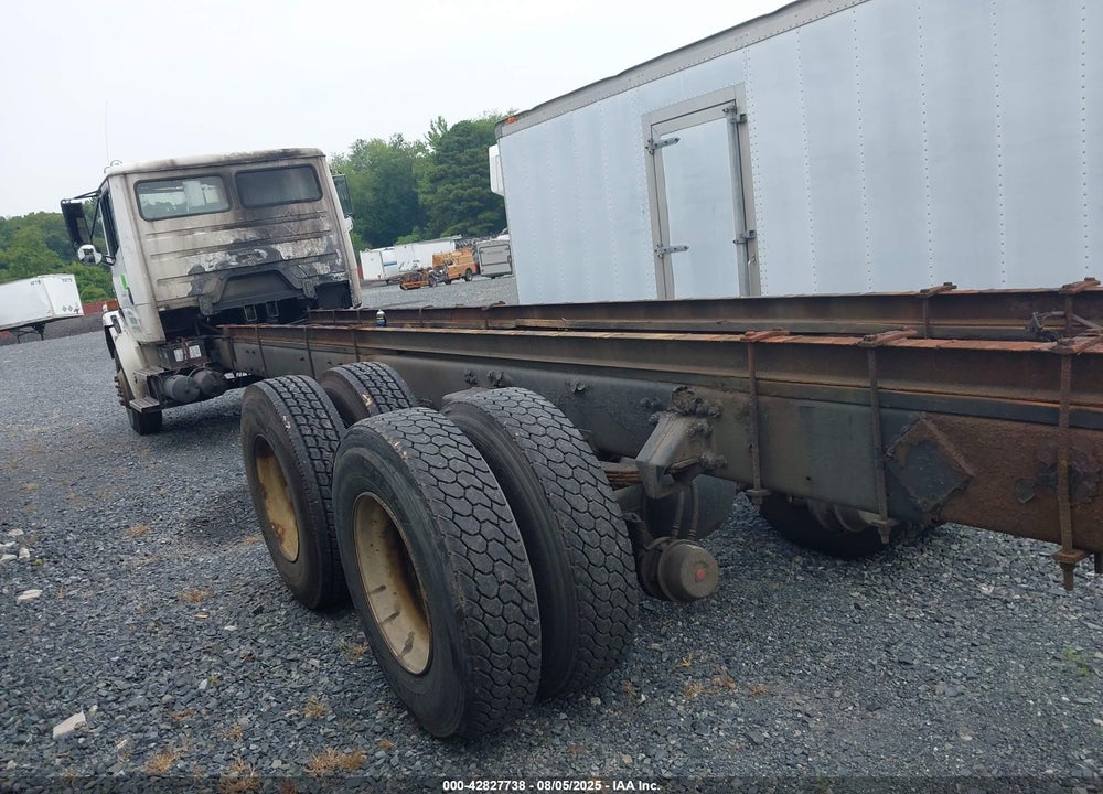 2000 FREIGHTLINER MEDIUM CONVENTIONAL VIN: 1FVXJJCB0YHF88971