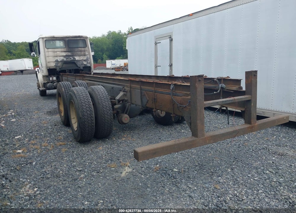 2000 FREIGHTLINER MEDIUM CONVENTIONAL VIN: 1FVXJJCB0YHF88971