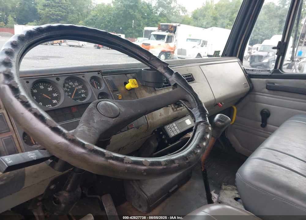 2000 FREIGHTLINER MEDIUM CONVENTIONAL VIN: 1FVXJJCB0YHF88971