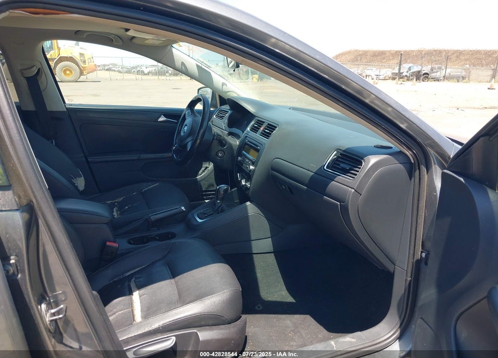 2011 VOLKSWAGEN JETTA VIN: 3VWDZ7AJ6BM392678