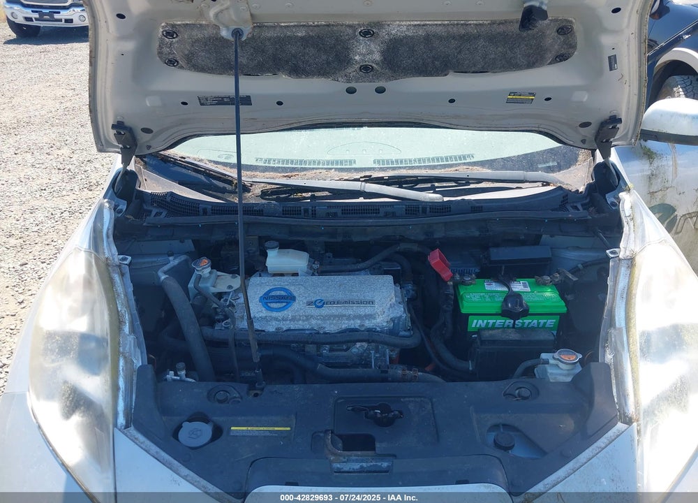 2011 NISSAN LEAF VIN: JN1AZ0CP5BT000230