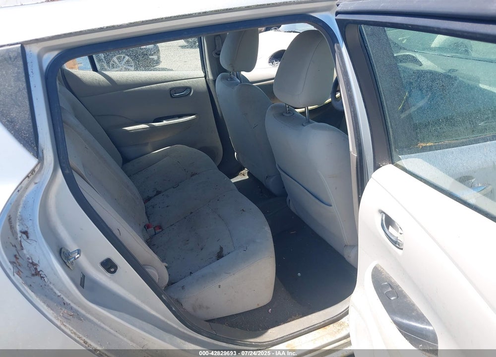 2011 NISSAN LEAF VIN: JN1AZ0CP5BT000230