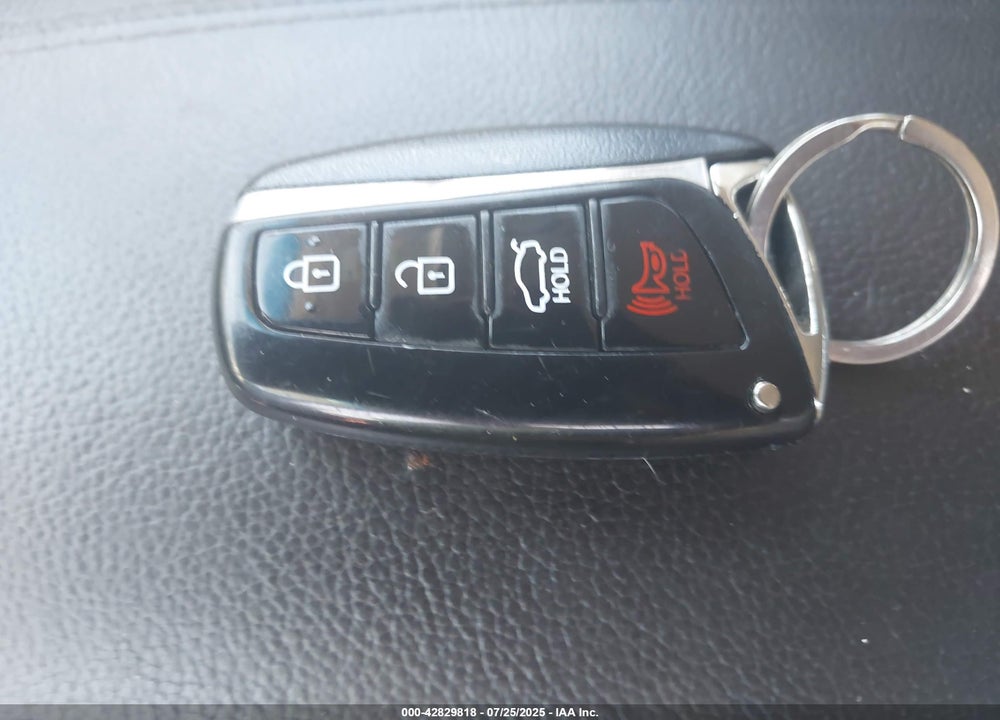 2013 HYUNDAI SANTA FE VIN: 5XYZU3LA8DG096865