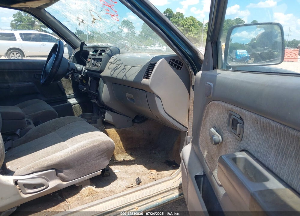2000 NISSAN FRONTIER XE VIN: 1N6DD26S8YC320118