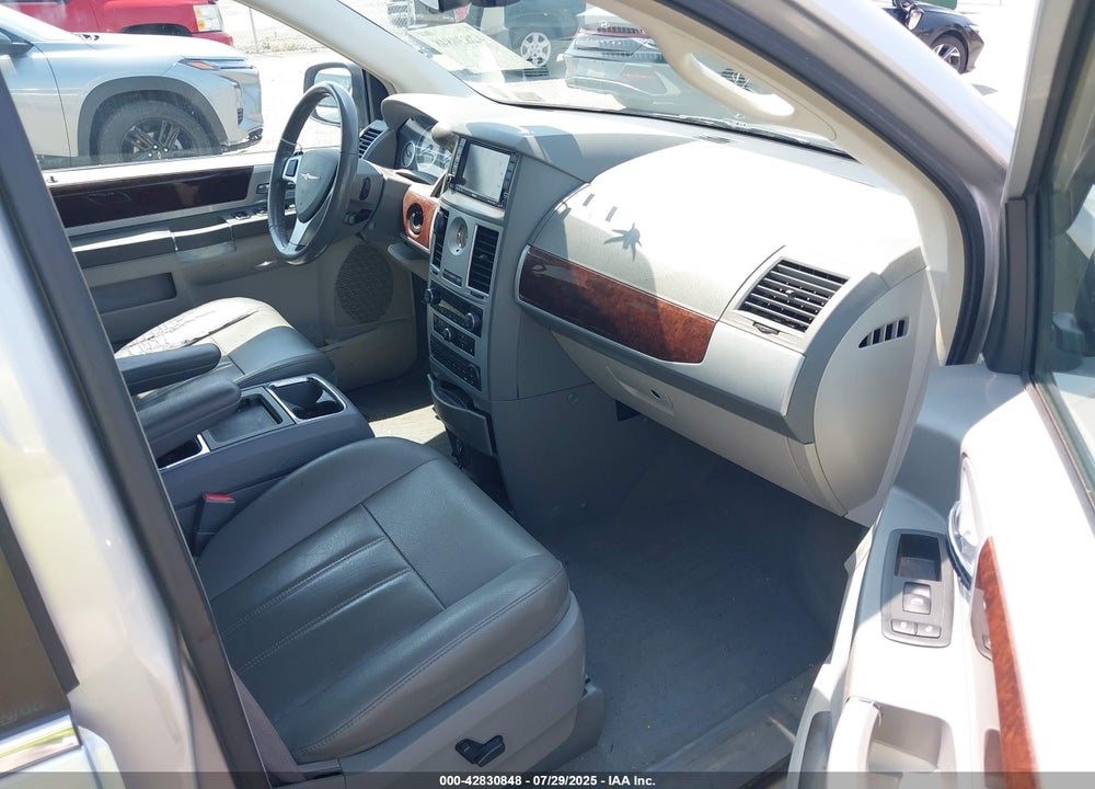2010 CHRYSLER TOWN & COUNTRY VIN: 2A4RR5D12AR130117