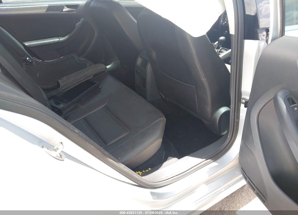 2015 VOLKSWAGEN JETTA VIN: 3VWLA7AJ4FM422351
