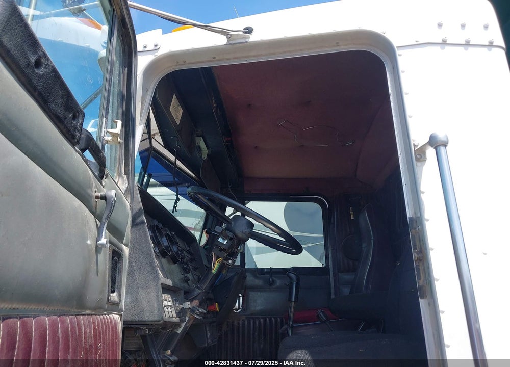 1995 KENWORTH CONSTRUCTION T800 VIN: 2XKDDR9X3SM649473