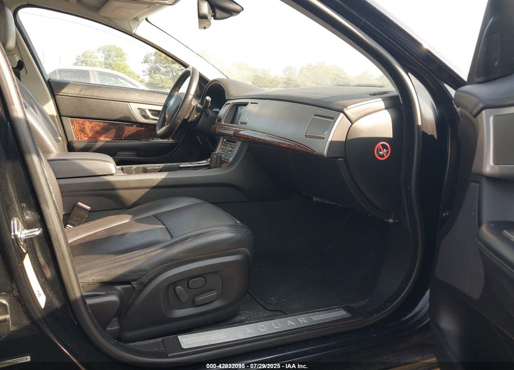 2010 JAGUAR XF VIN: SAJWA0GBXALR51936