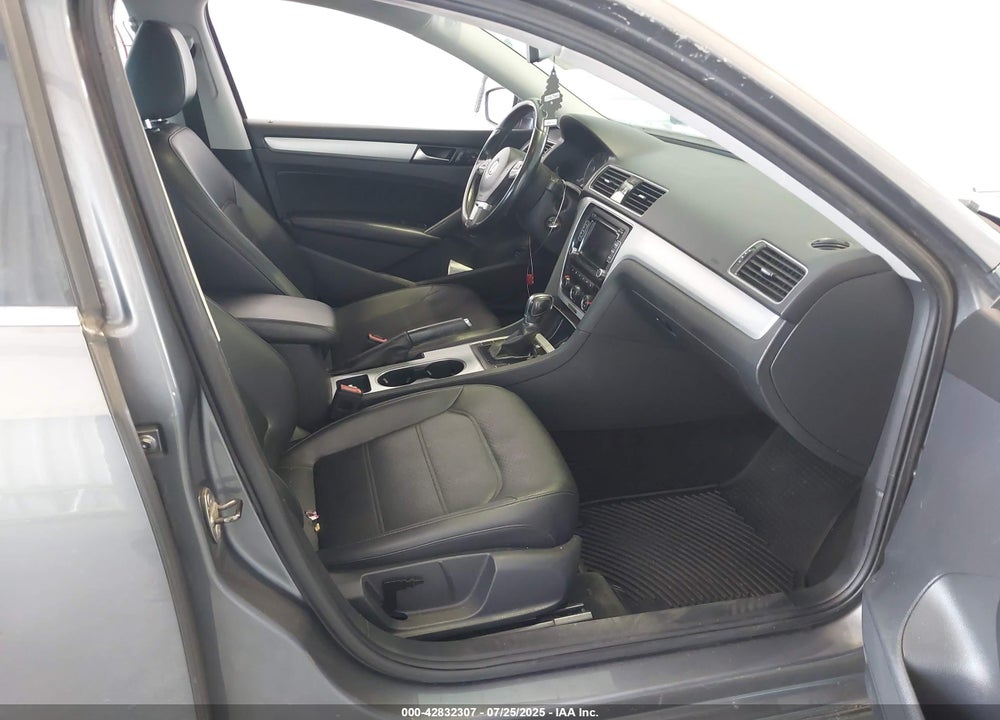 2013 VOLKSWAGEN PASSAT 2.5L SE VIN: 1VWBP7A30DC082481