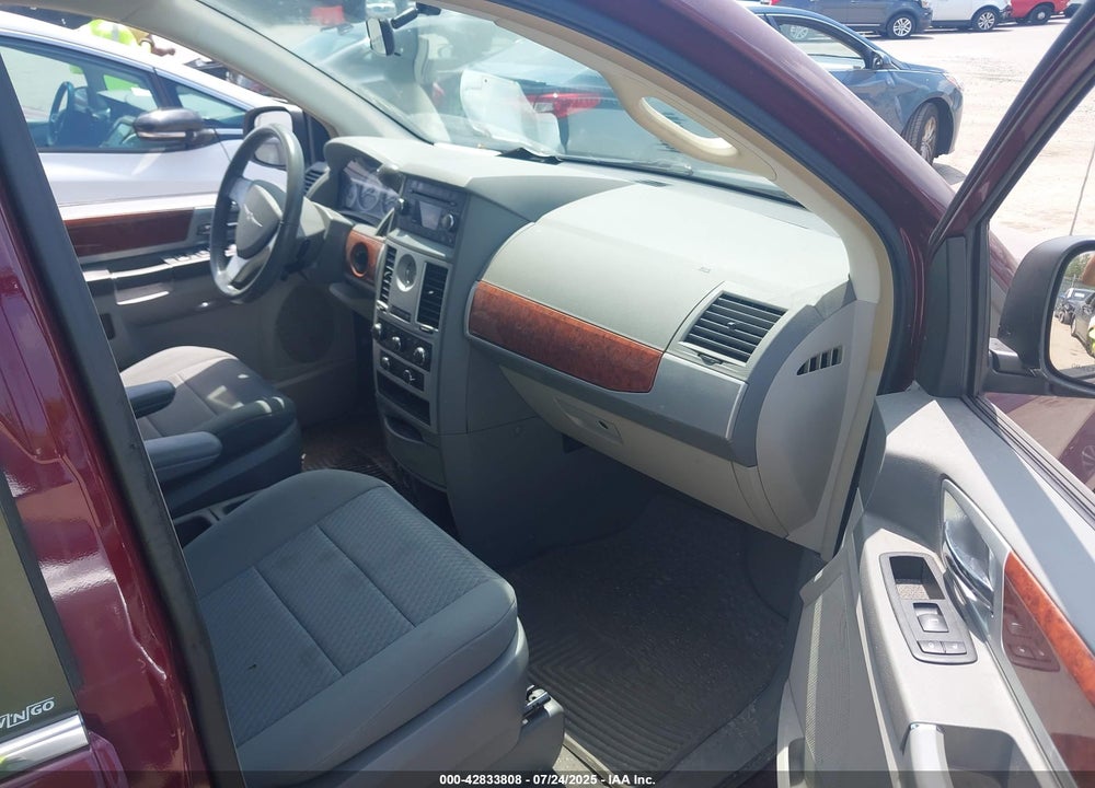 2009 CHRYSLER TOWN & COUNTRY VIN: 2A8HR54109R572142