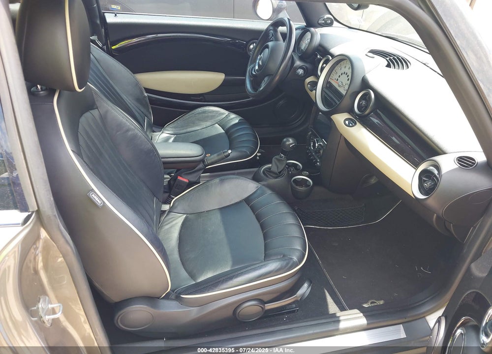 2011 MINI COOPER CLUBMAN VIN: WMWZF3C52BT188677
