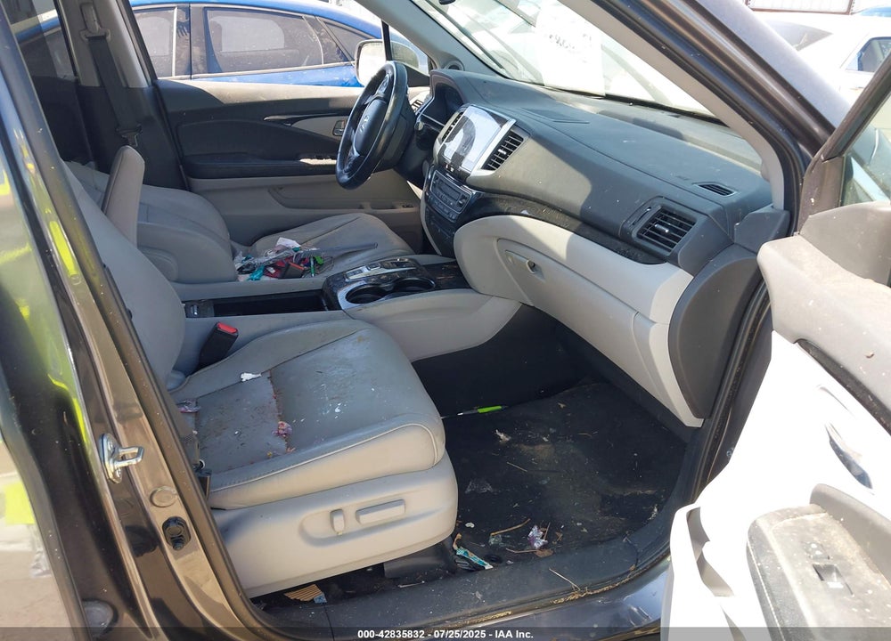 2018 HONDA PILOT VIN: 5FNYF6H93JB000052