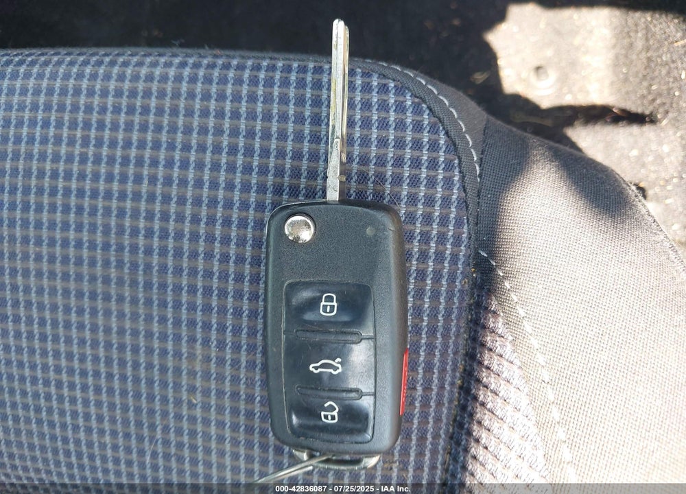 2011 VOLKSWAGEN GOLF VIN: WVWAB7AJ2BW199793