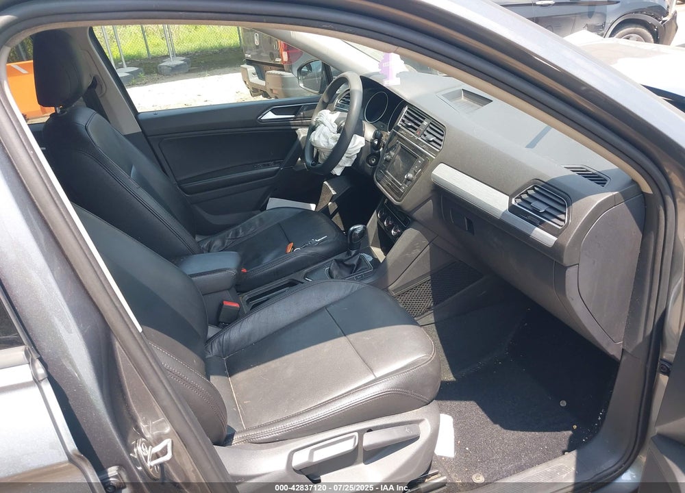 2018 VOLKSWAGEN TIGUAN VIN: 3VV1B7AX6JM013533