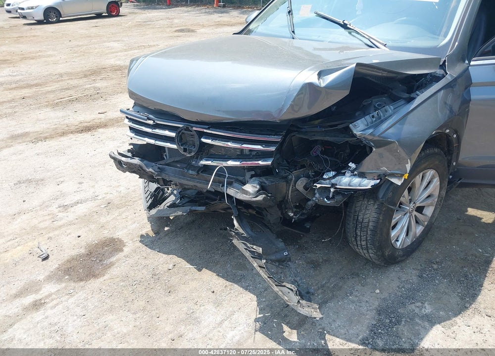 2018 VOLKSWAGEN TIGUAN VIN: 3VV1B7AX6JM013533