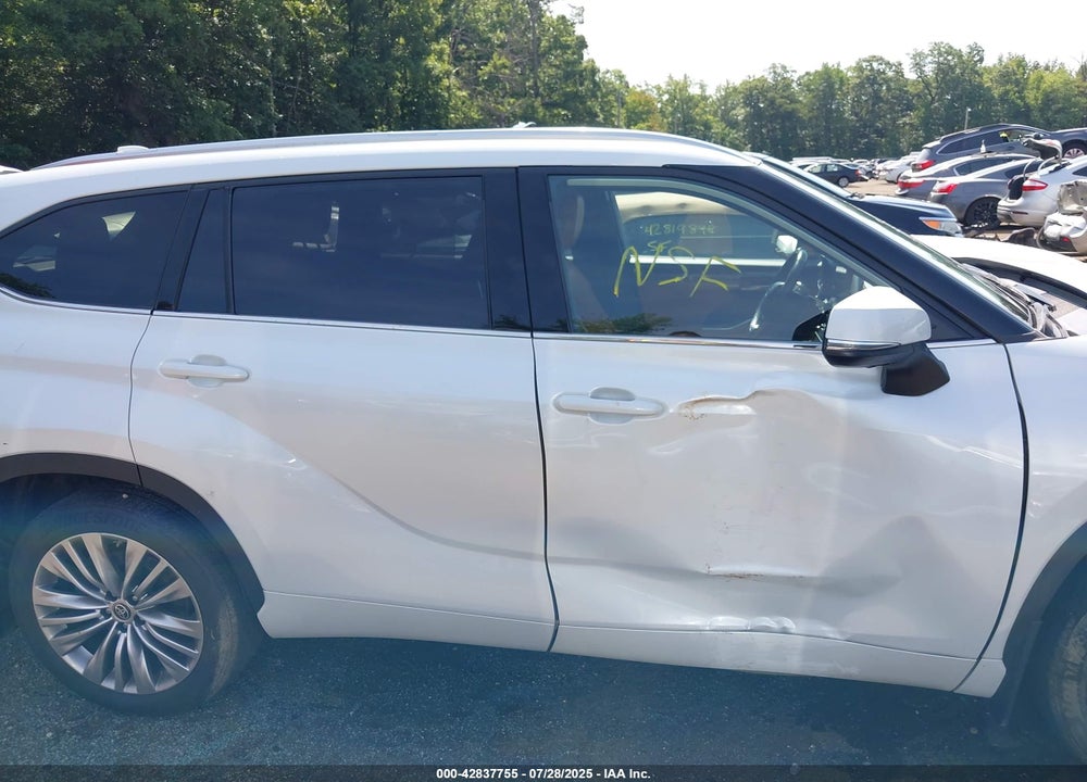 2022 TOYOTA HIGHLANDER VIN: 5TDFZRBH9NS189582