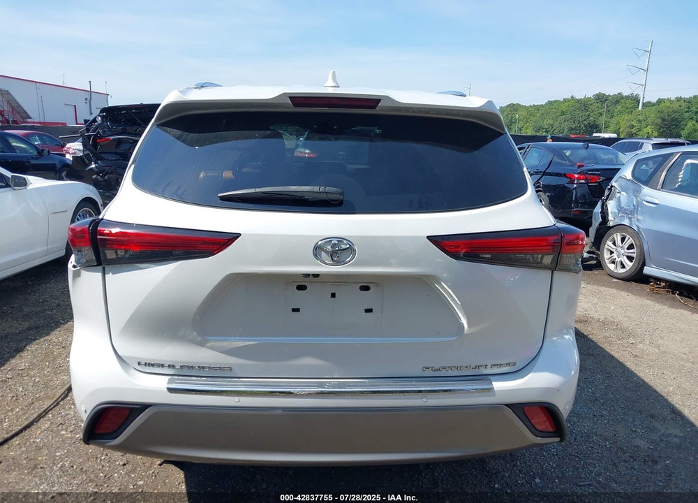 2022 TOYOTA HIGHLANDER VIN: 5TDFZRBH9NS189582