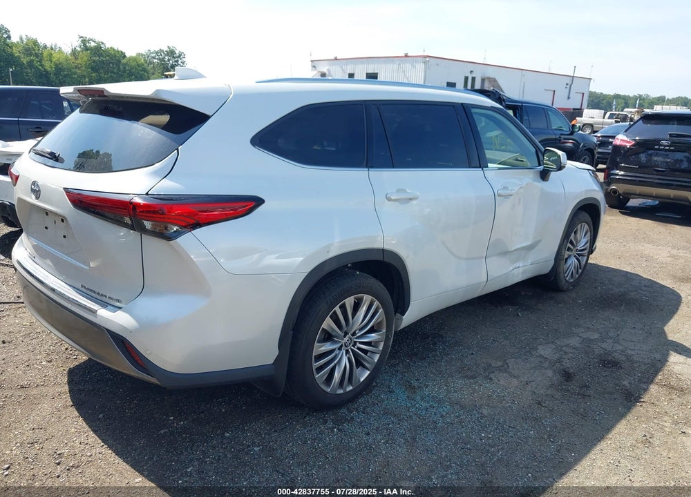 2022 TOYOTA HIGHLANDER VIN: 5TDFZRBH9NS189582