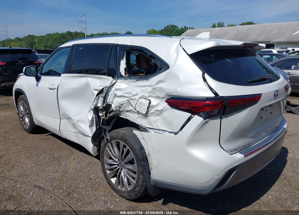 2022 TOYOTA HIGHLANDER VIN: 5TDFZRBH9NS189582