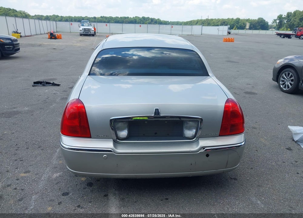2005 LINCOLN TOWN CAR VIN: 1LNHM81W15Y613886