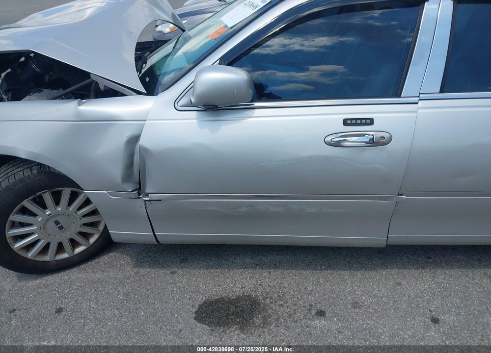2005 LINCOLN TOWN CAR VIN: 1LNHM81W15Y613886