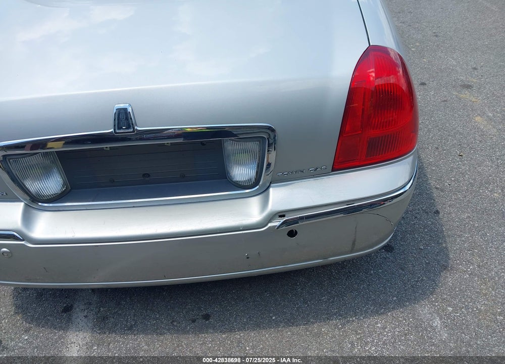 2005 LINCOLN TOWN CAR VIN: 1LNHM81W15Y613886