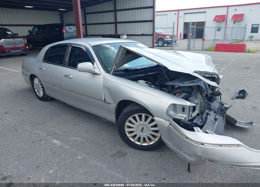 2005 LINCOLN TOWN CAR VIN: 1LNHM81W15Y613886