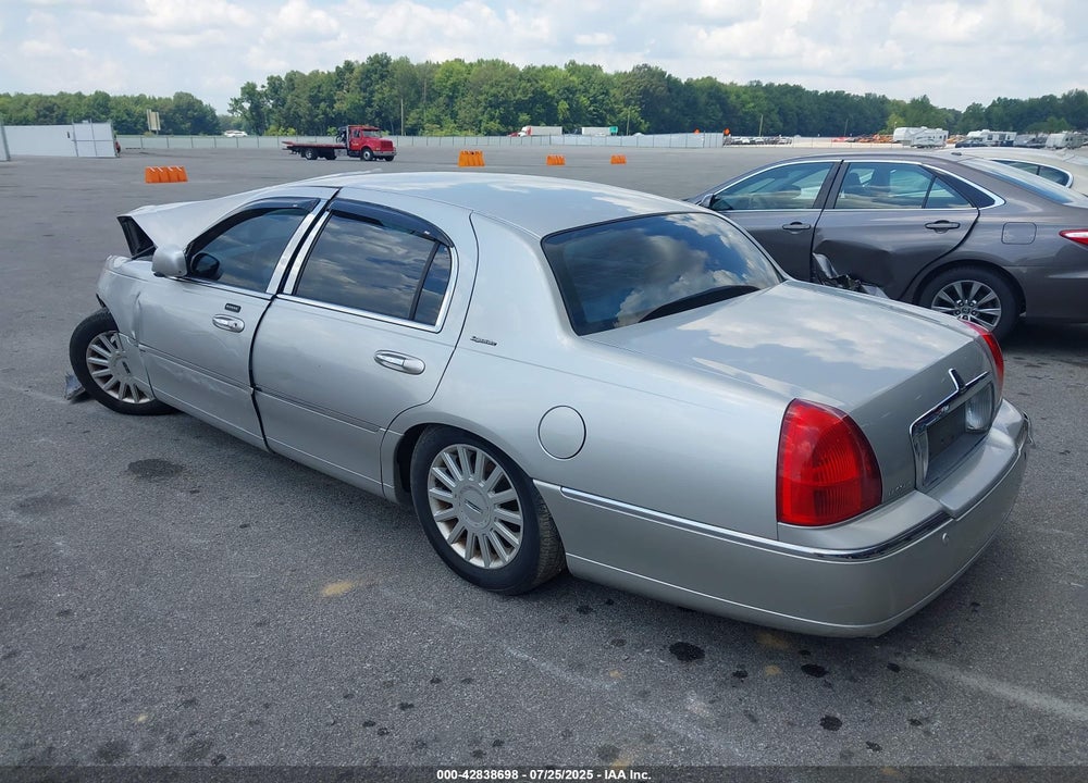 2005 LINCOLN TOWN CAR VIN: 1LNHM81W15Y613886