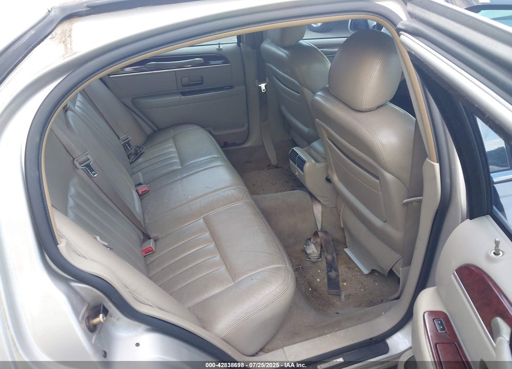 2005 LINCOLN TOWN CAR VIN: 1LNHM81W15Y613886