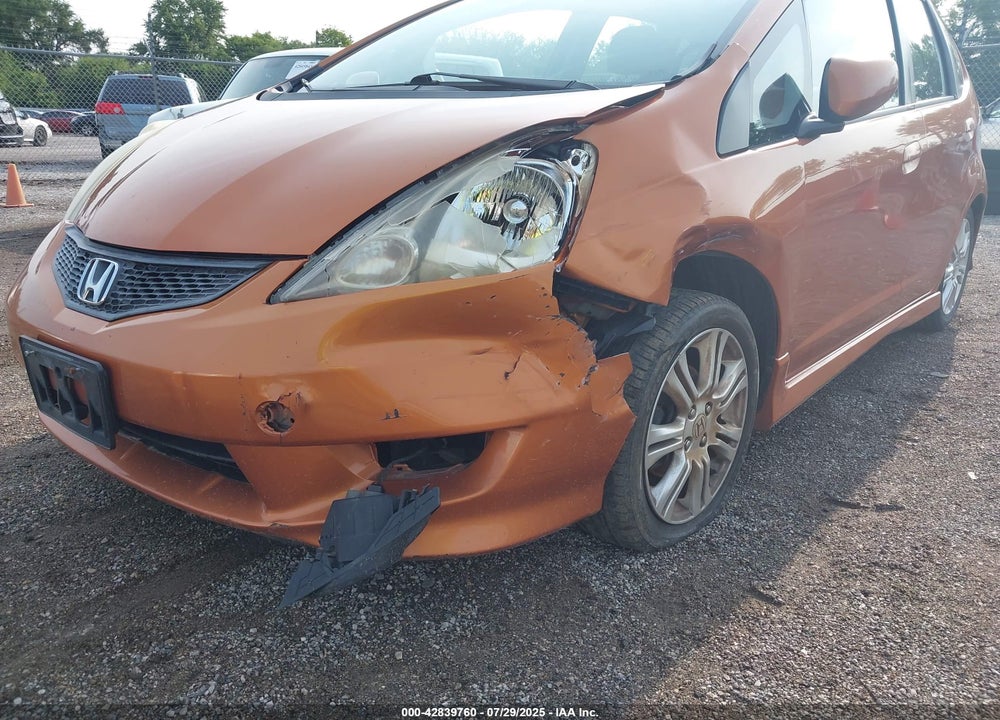 2011 HONDA FIT VIN: JHMGE8H6XBC006699