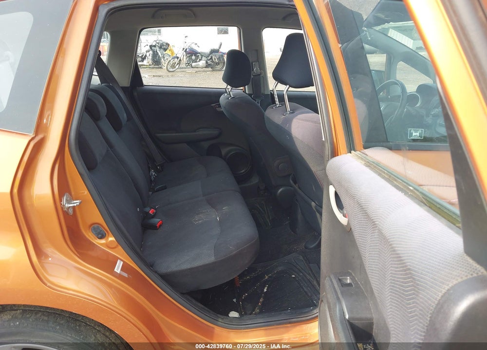 2011 HONDA FIT VIN: JHMGE8H6XBC006699